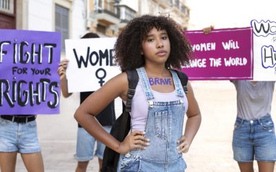 mujer protestando por sus derechos